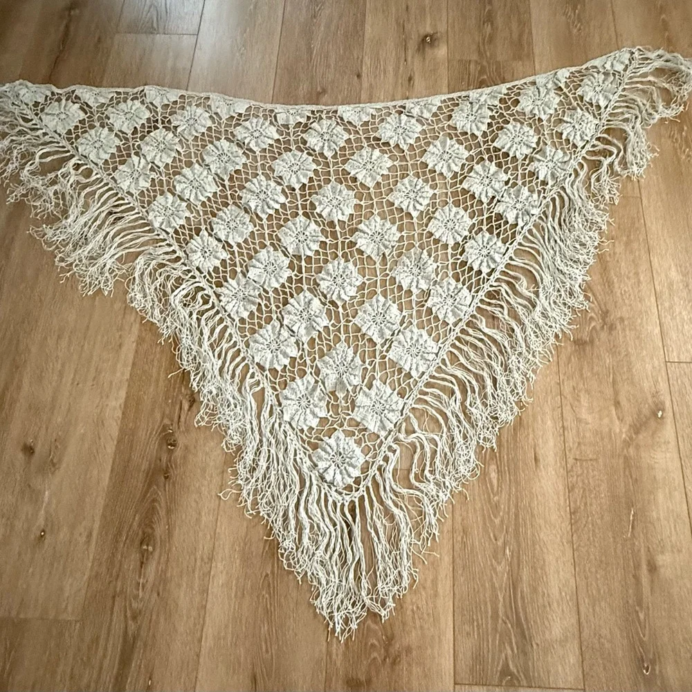 Crochet Floral Lace Vest with Fringe - Picture 3 of 4
